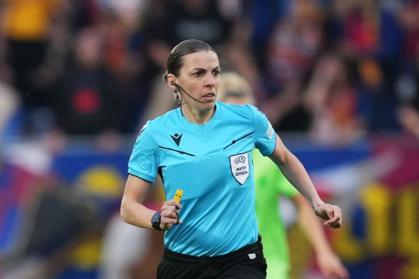 Судья в футболе: история судейства, сколько арбитров на матче Судья в футболе: история судейства, сколько арбитров на матче