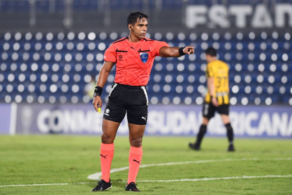 Судья в футболе: история судейства, сколько арбитров на матче Судья в футболе: история судейства, сколько арбитров на матче