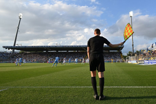 Судья в футболе: история судейства, сколько арбитров на матче Судья в футболе: история судейства, сколько арбитров на матче