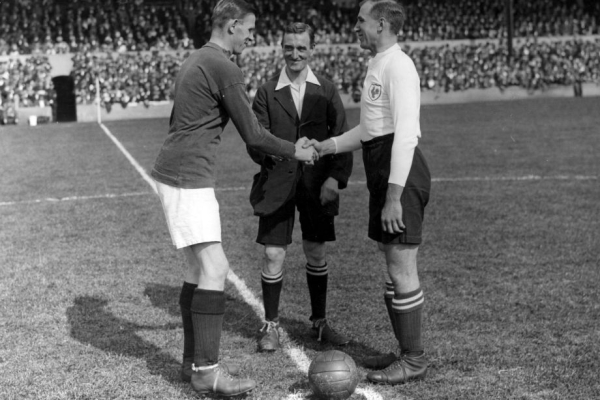 Судья в футболе: история судейства, сколько арбитров на матче Судья в футболе: история судейства, сколько арбитров на матче