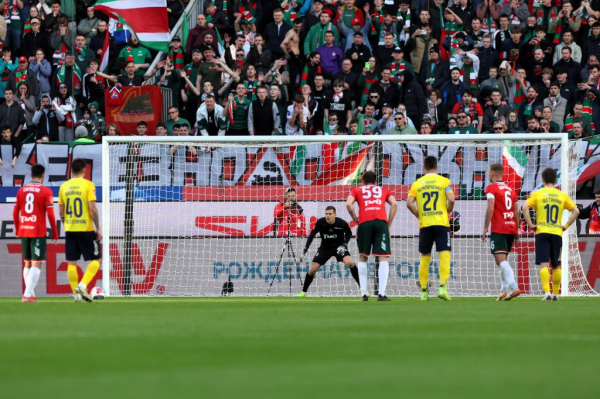 
        &laquo;Ростов&raquo; на ходу, &laquo;Локомотив&raquo; в тупике. Команду Галактионова в матче Кубка России не спасли даже отмены гола и пенальти
        
	