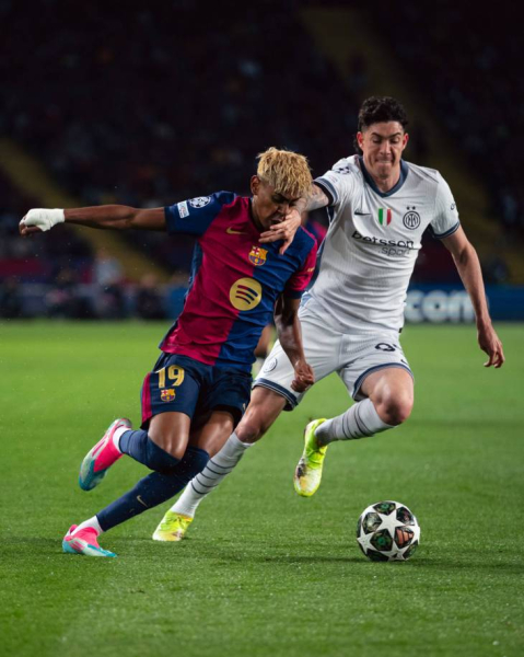 Лига чемпионов: бенефис Дюмфриса в Барселоне и победный гол Дембеле  в Лондоне