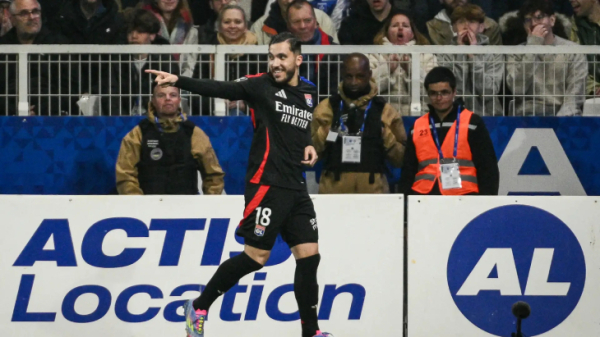 Лион вернулся в борьбу за Лигу чемпионов после победы над &laquo;Осером&raquo;