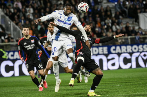 Лион вернулся в борьбу за Лигу чемпионов после победы над &laquo;Осером&raquo;