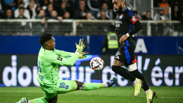 Лион вернулся в борьбу за Лигу чемпионов после победы над &laquo;Осером&raquo;