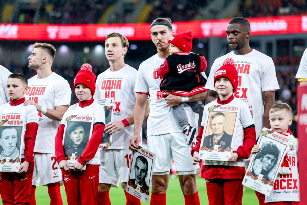 Акция «Бессмертный полк» прошла перед матчем «Спартак» – «Динамо» Акция «Бессмертный полк» прошла перед матчем «Спартак» – «Динамо»