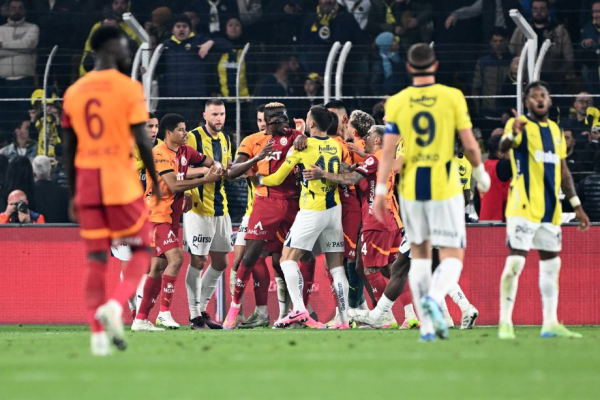 Фенербахче &mdash; Галатасарай &mdash; 1:2, Моуринью после матча схватил за нос Окана Бурука, видео, что говорят в Турции