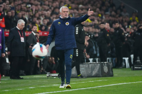 Фенербахче &mdash; Галатасарай &mdash; 1:2, Моуринью после матча схватил за нос Окана Бурука, видео, что говорят в Турции