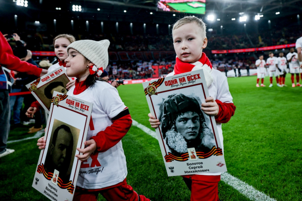 Акция «Бессмертный полк» прошла перед матчем «Спартак» – «Динамо» Акция «Бессмертный полк» прошла перед матчем «Спартак» – «Динамо»